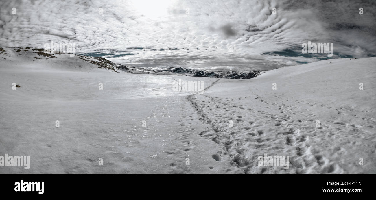 Vistas panorámicas del paisaje nevado cerca Trolltunga en Noruega Foto de stock