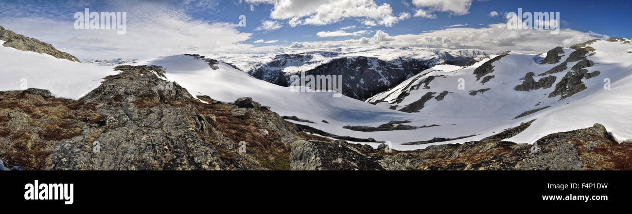Vistas panorámicas del paisaje nevado cerca Trolltunga en Noruega Foto de stock
