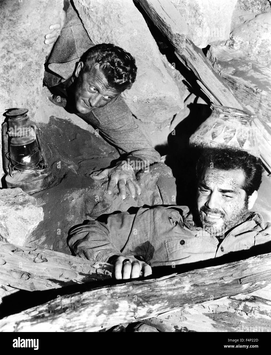 Kirk Douglas, Richard Benedicto / as en el agujero de 1951 dirigida por Billy Wilder Foto de stock