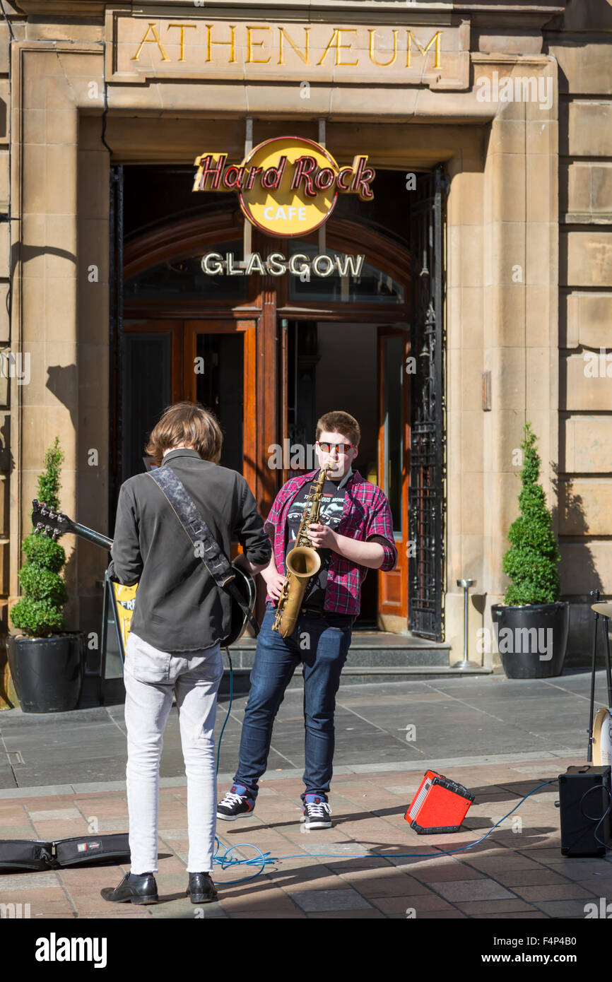 Dos músicos tocando en Buchanan Street en el centro de la ciudad de Glasgow, Escocia, Reino Unido Foto de stock