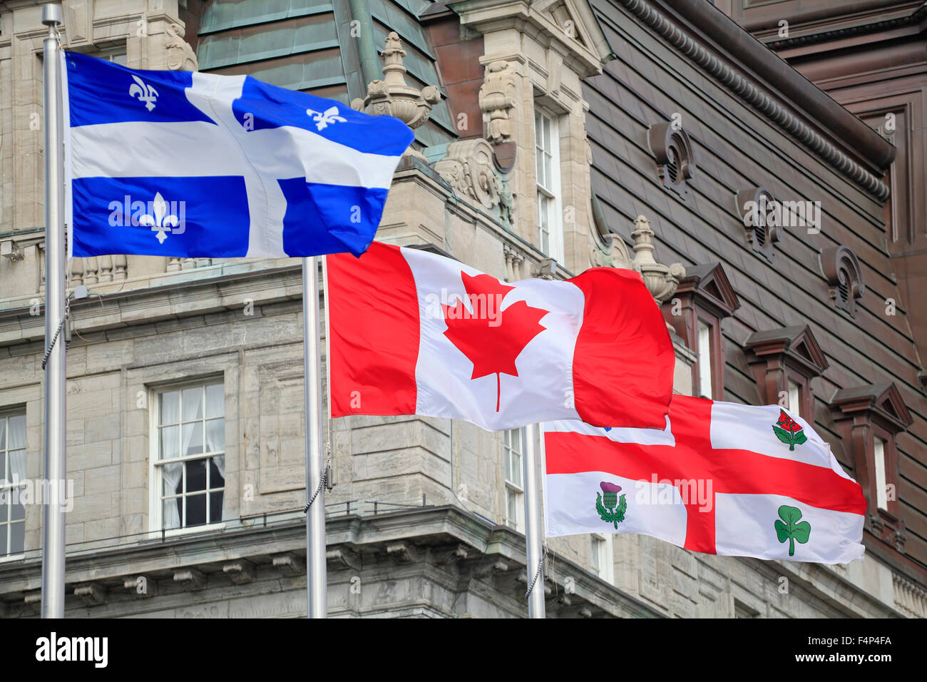 Quebec, Canadá y Montreal agitando banderas con el primer plano del Ayuntamiento de la ciudad de Montreal, Quebec, Canadá Foto de stock