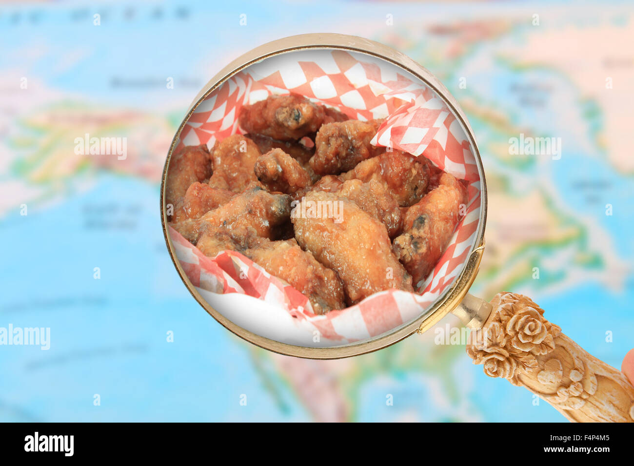 Buscando en el mundo alimentos con un mapa de América del Norte con alas de pollo Foto de stock