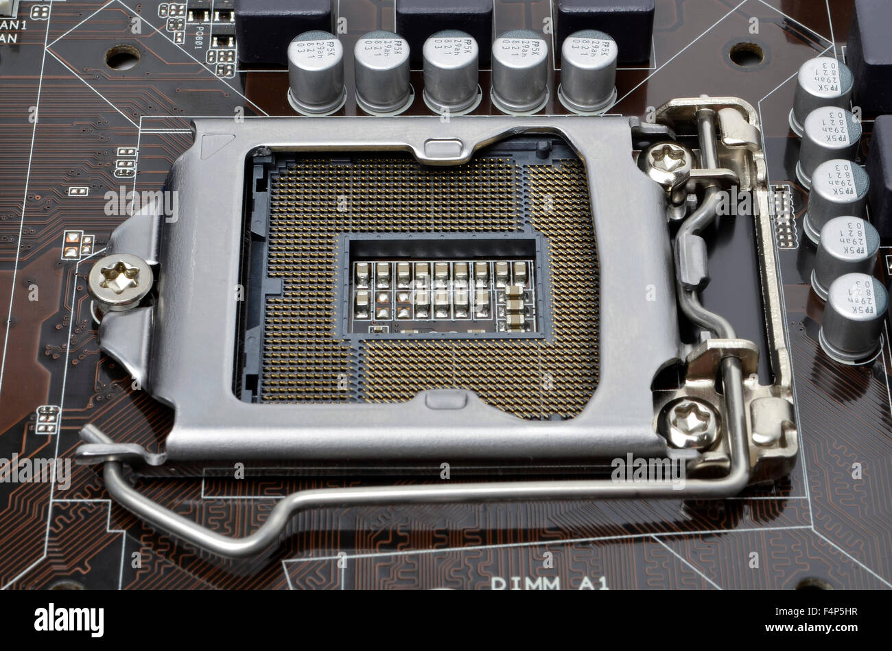 Zócalo del procesador Intel LGA1155 en una placa ASUS. Foto de stock