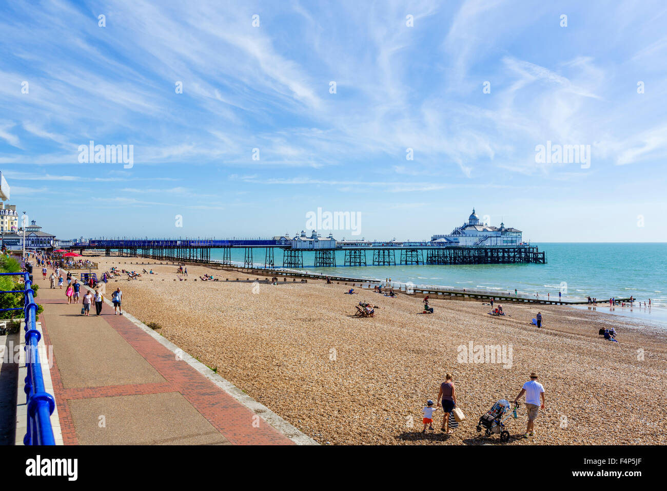 La playa y el muelle, Grand Parade, Eastbourne, East Sussex, Inglaterra, Reino Unido. Foto de stock