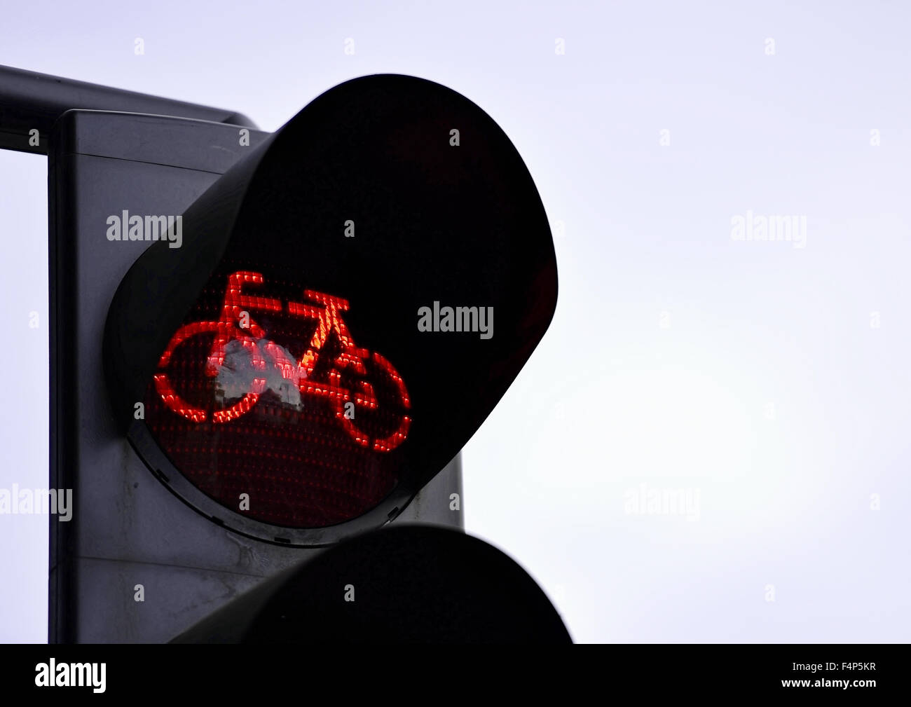 Detalle shot con una bicicleta semáforo cambia a color rojo Foto de stock