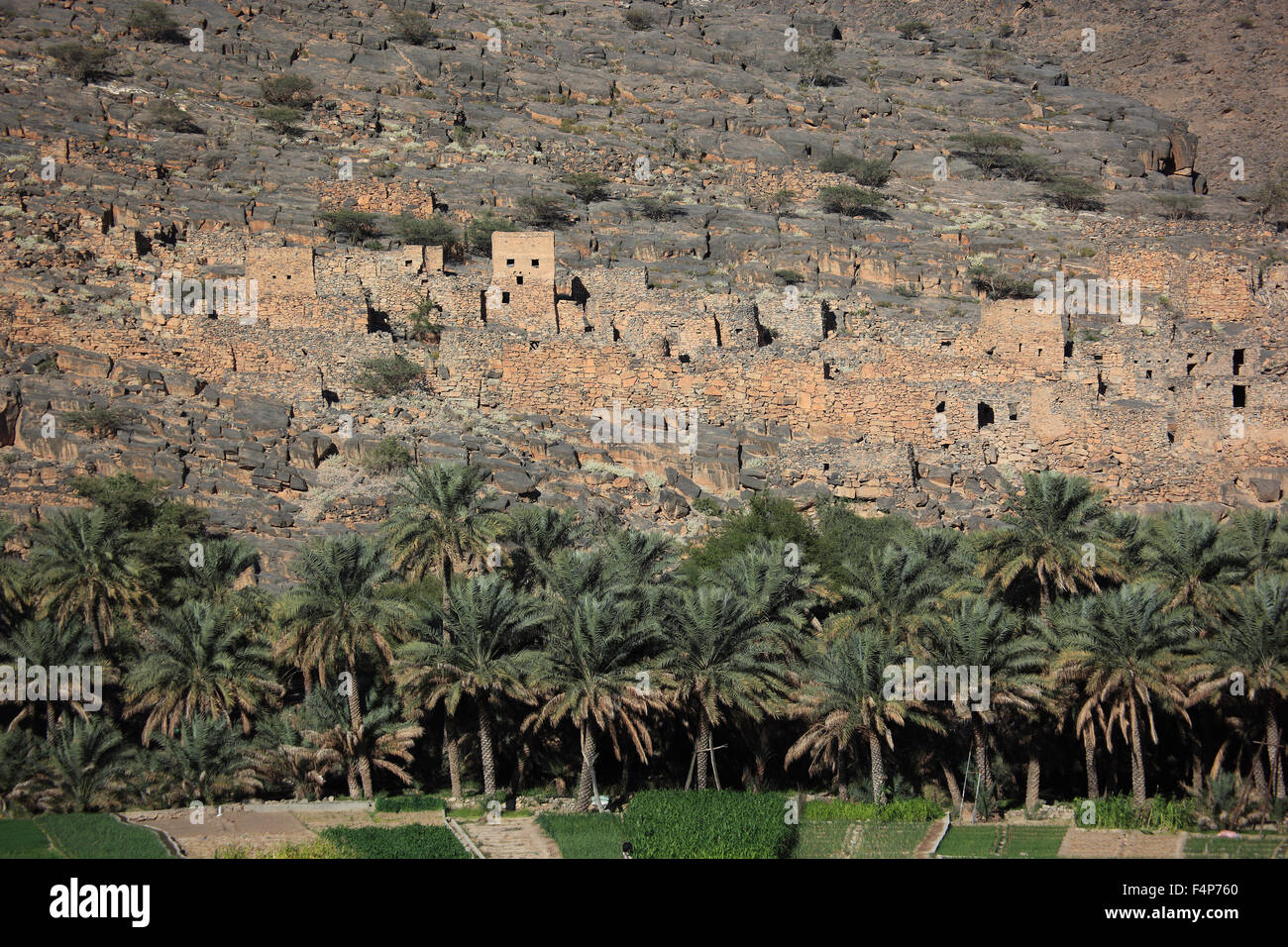 Casas desoladas del asentamiento histórico ghoul en el Jebel Shams, Omán Foto de stock