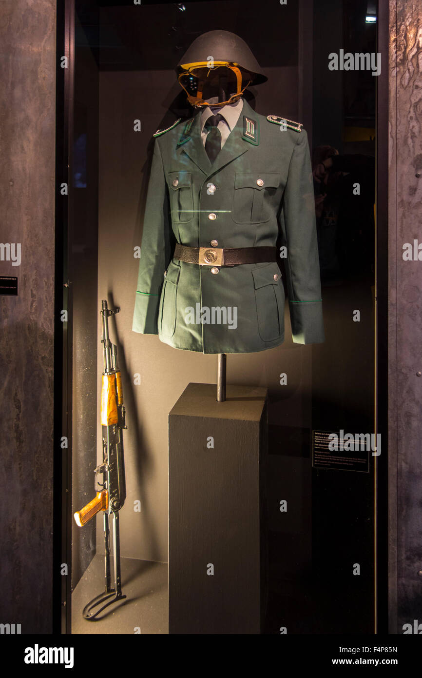 Alemania oriental Volkspolizei uniforme, casco y fusil Kalashnikov AK-47 en el Mémorial de Caen, el museo de la guerra en Normandía, Francia Foto de stock
