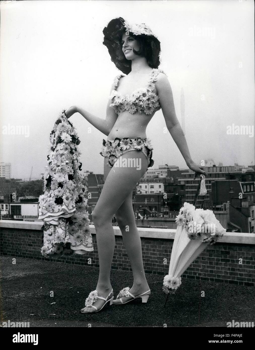 1965 - un ''Flower Power'' Ascot Traje de Holly Woods la actriz Tandy  Cronin. 22-año-viejo Hollywood nacido Tandy Cranyn whe estará jugando un  papel de liderazgo en la televisión de Thames del