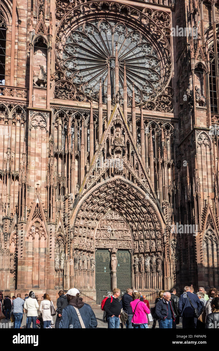 Rosetón, arquivoltas y tímpano de la Catedral de Nuestra Señora de Estrasburgo / Cathédrale Notre-Dame de Estrasburgo, Francia Foto de stock