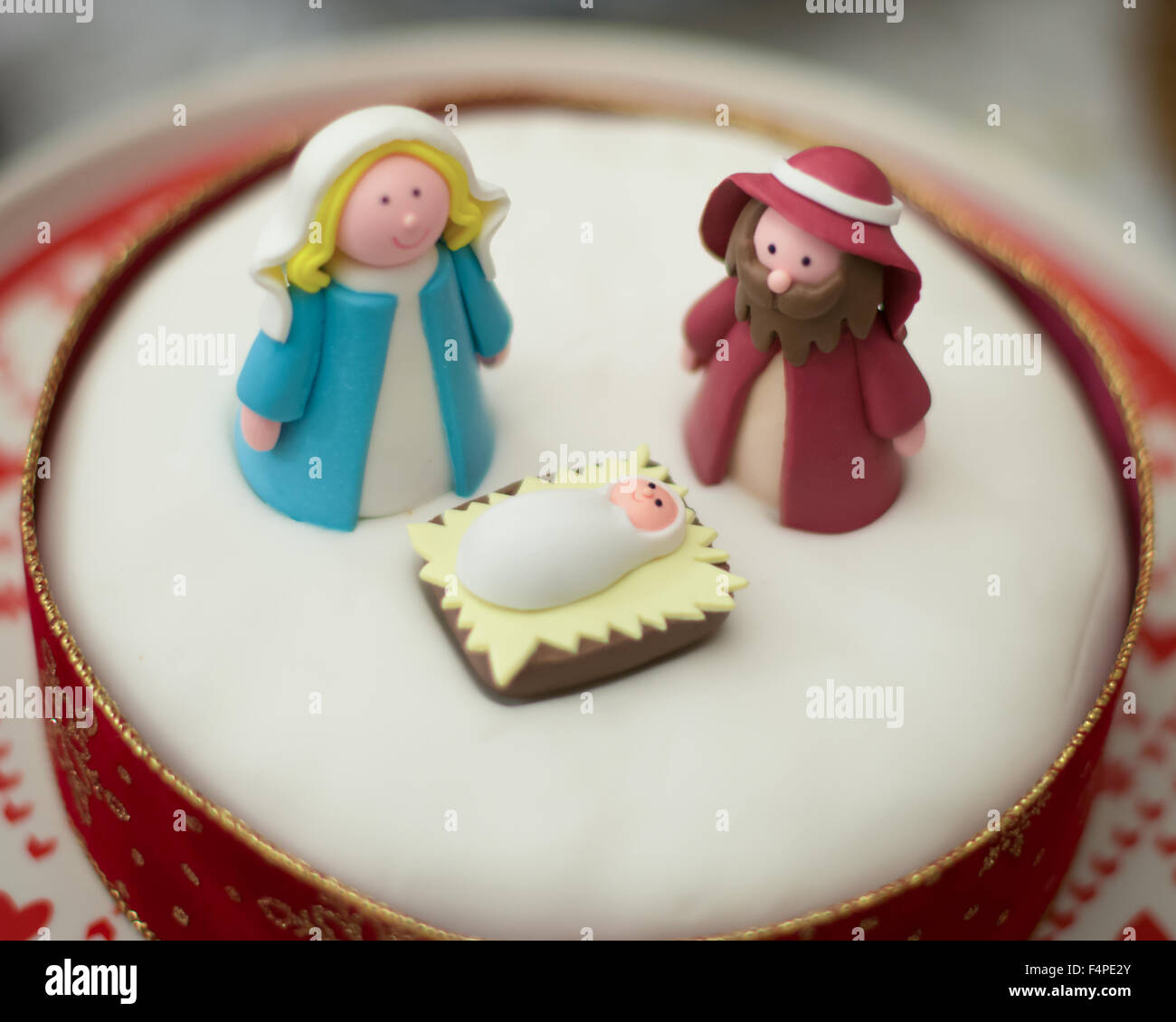 Pastel de Navidad belén con María y José y el niño Jesús en un pesebre