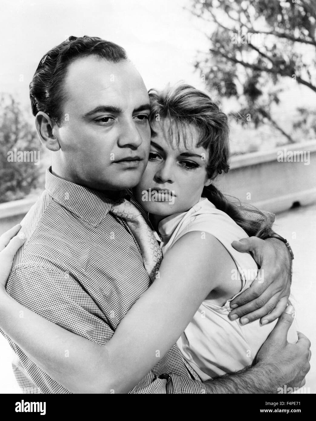 Raymond Pellegrin y Brigitte Bardot / La luz cruzando la calle / 1955 dirigida por Georges Lacombe Foto de stock