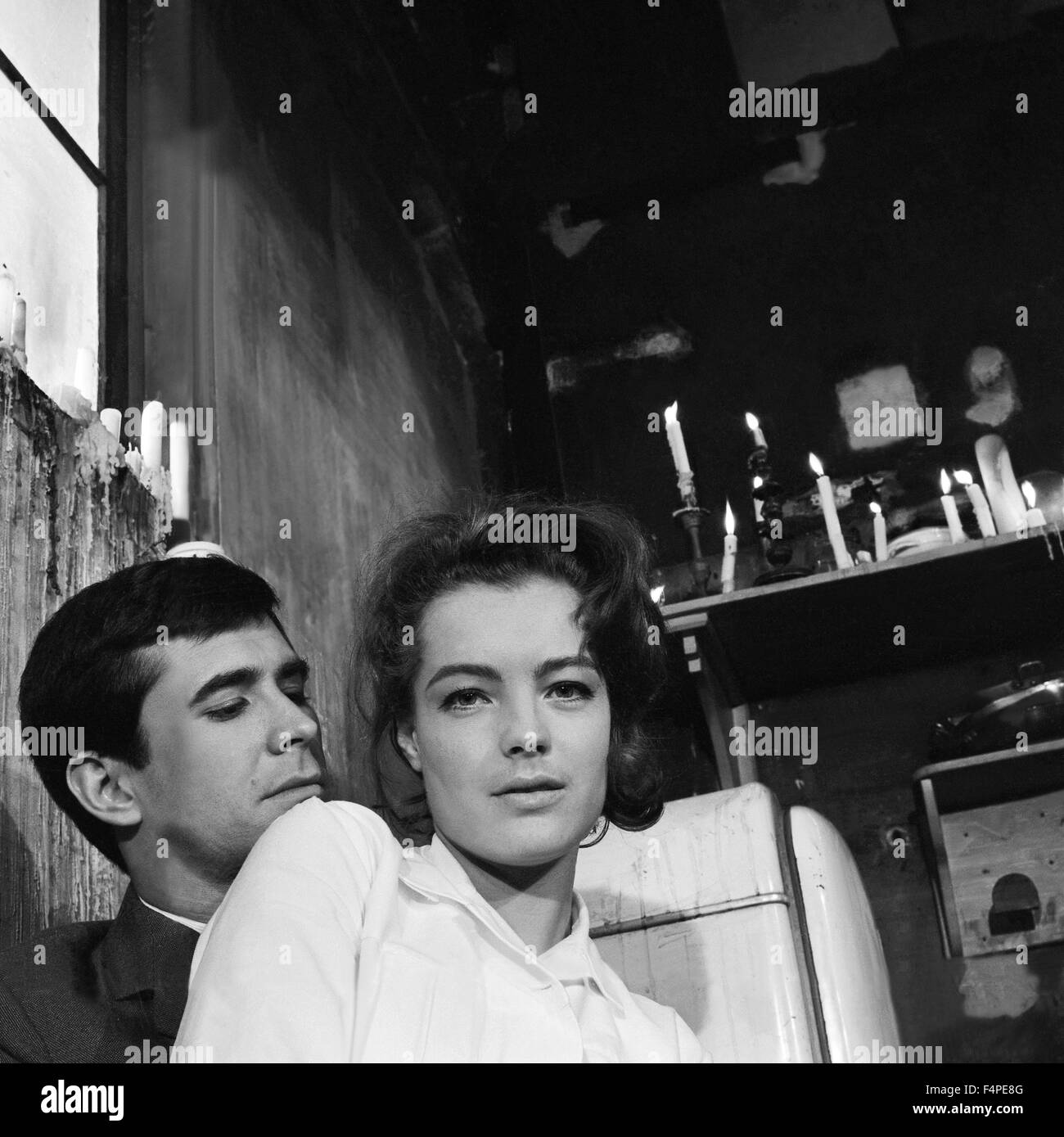 Anthony Perkins y Romy Schneider / El Juicio / 1962 dirigida por Orson Welles Foto de stock