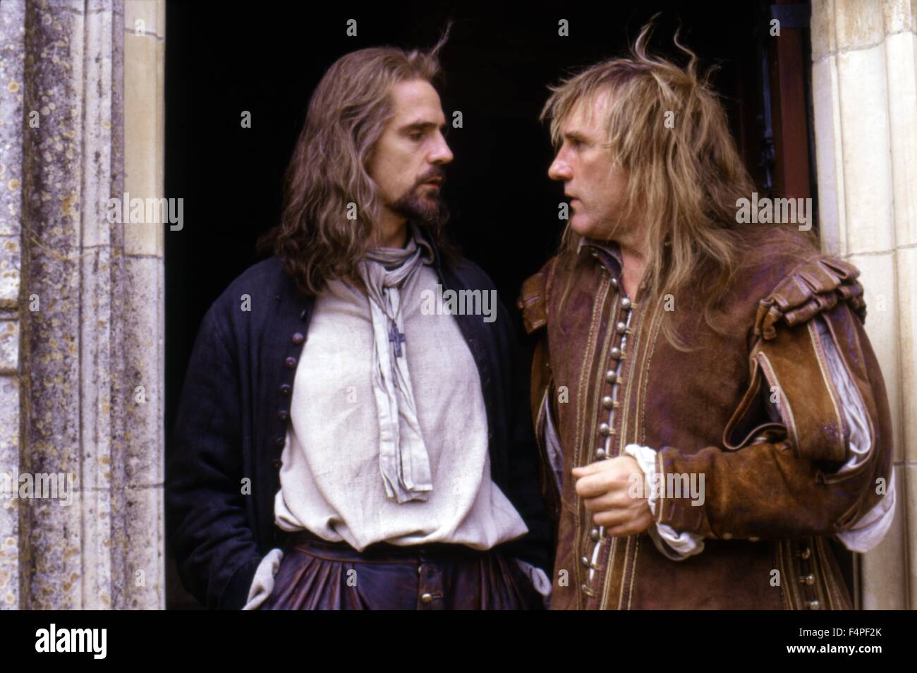 Jeremy Irons y Gerard Depardieu / El hombre de la Máscara de Hierro / 1998  dirigida por Randall Wallace Fotografía de stock - Alamy