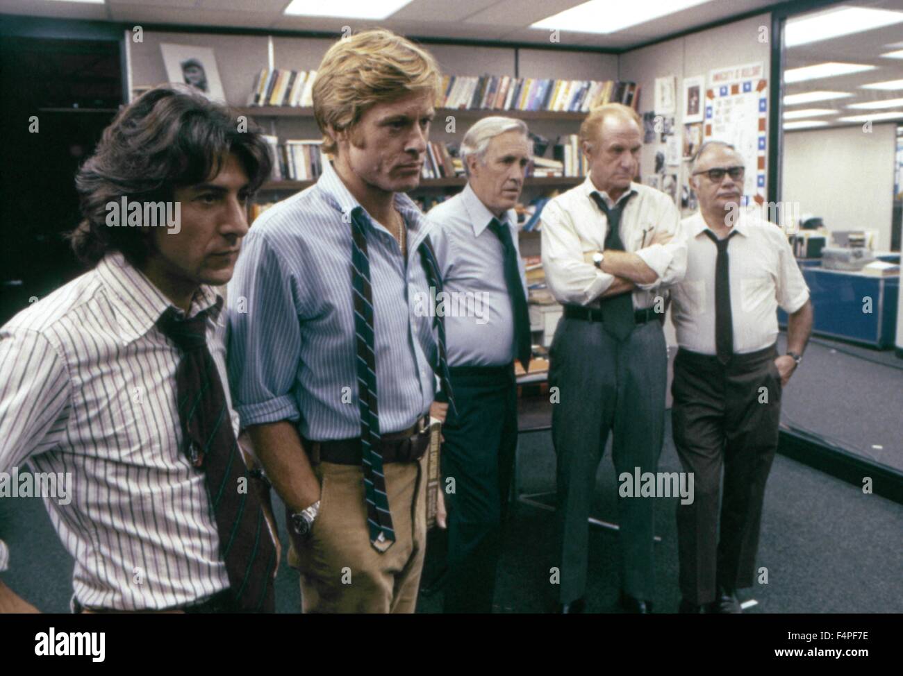 Dustin Hoffman, Robert Redford, Jason Robards, Jack Warden et Martin Balsam / Todos los hombres del Presidente / 1976 dirigida por Alan J. Pakula Foto de stock