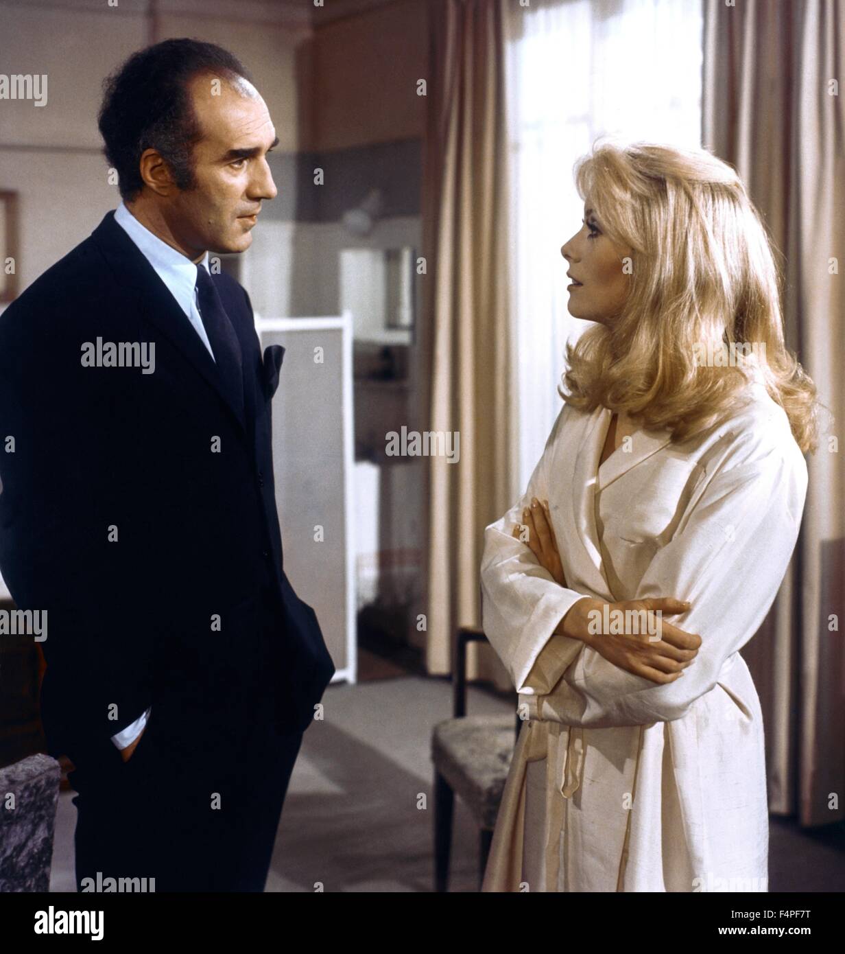 Michel Piccoli y Catherine Deneuve / Belle de jour / 1966 dirigida por Luis Buñuel Foto de stock