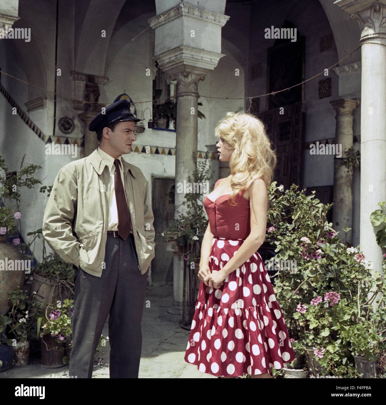 Brigitte Bardot y Michel Roux / una mujer como Satanás / 1958 dirigida por Julien Duvivier Foto de stock