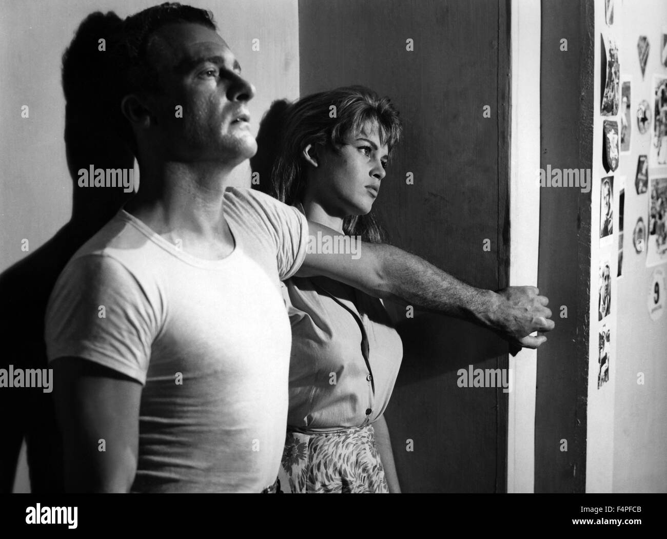 Roger Pigaut y Brigitte Bardot / La luz cruzando la calle / 1955 dirigida por Georges Lacombe Foto de stock