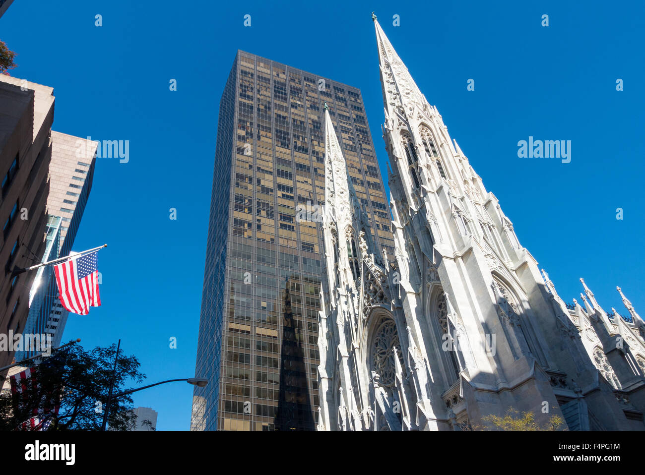 La Catedral de San Patricio en la Quinta Avenida de Nueva York Foto de stock