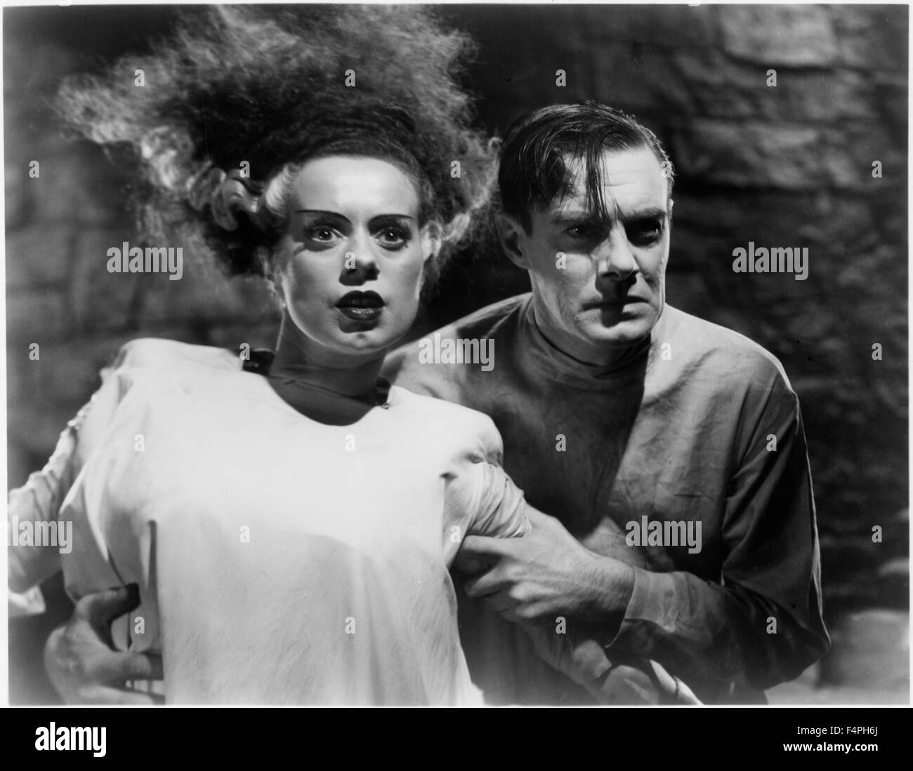 Elsa Lanchester, Colin Clive, en el plató de la película "La novia de Frankenstein", 1935 Foto de stock