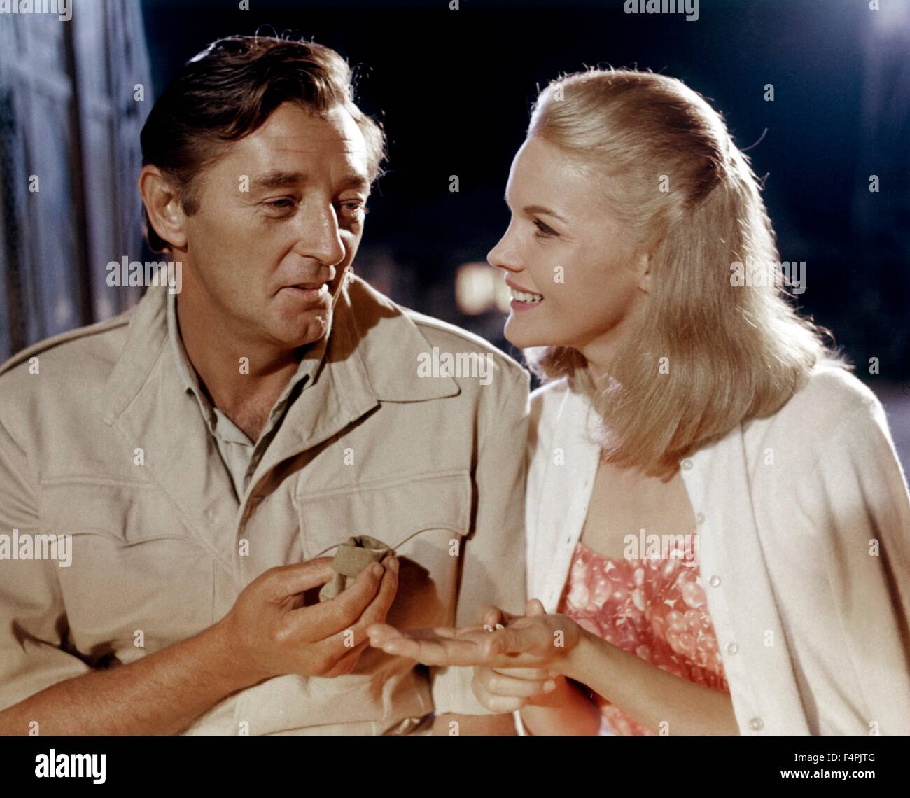 Robert Mitchum Y Carroll Baker Mister Moises 1965 Dirigida Por Ronald Neame United Artists Fotografia De Stock Alamy