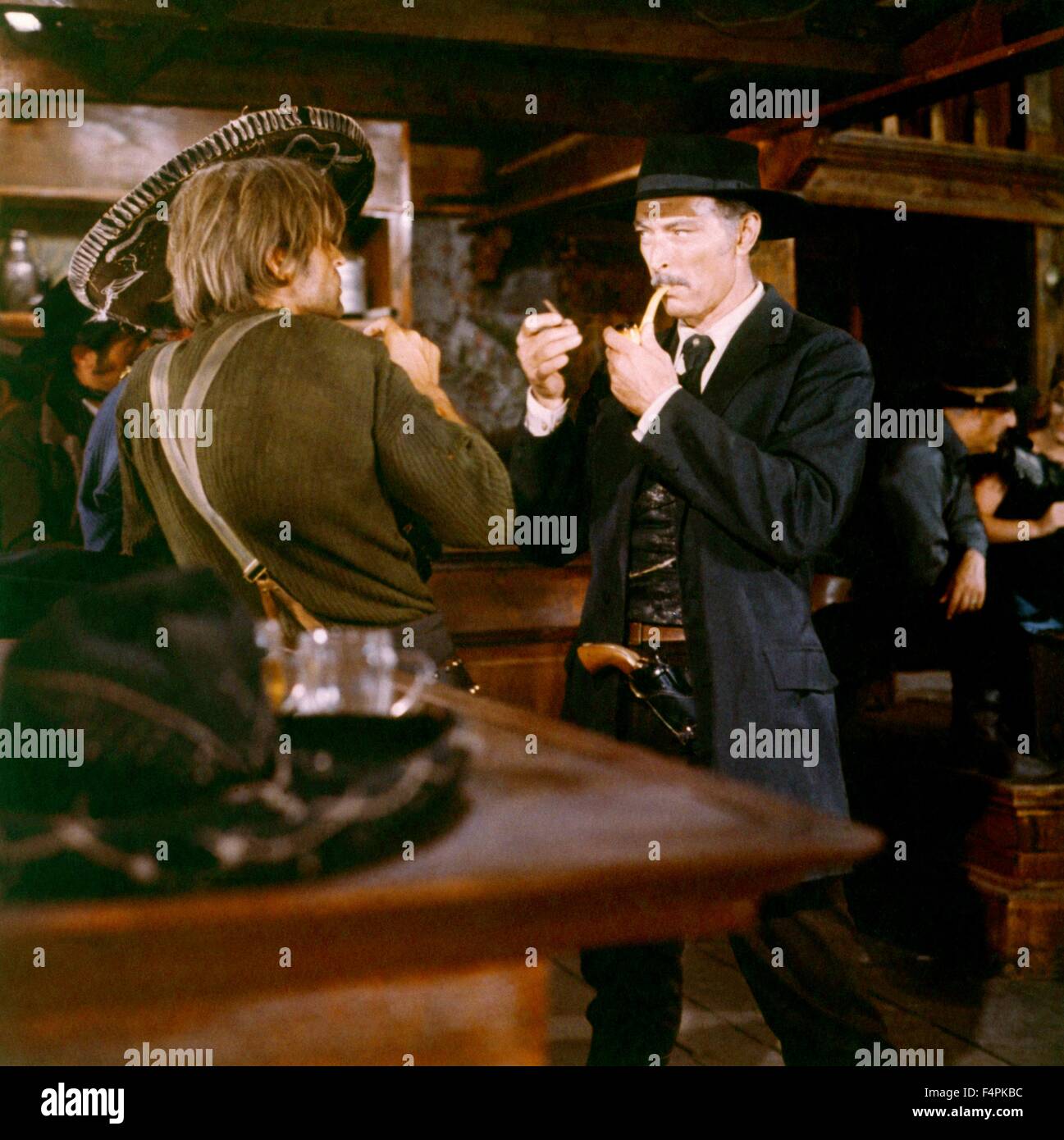 Klaus Kinski y Lee Van Cleef / por unos pocos dólares más / 1965 dirigida por Sergio Leone [United Artists] Foto de stock