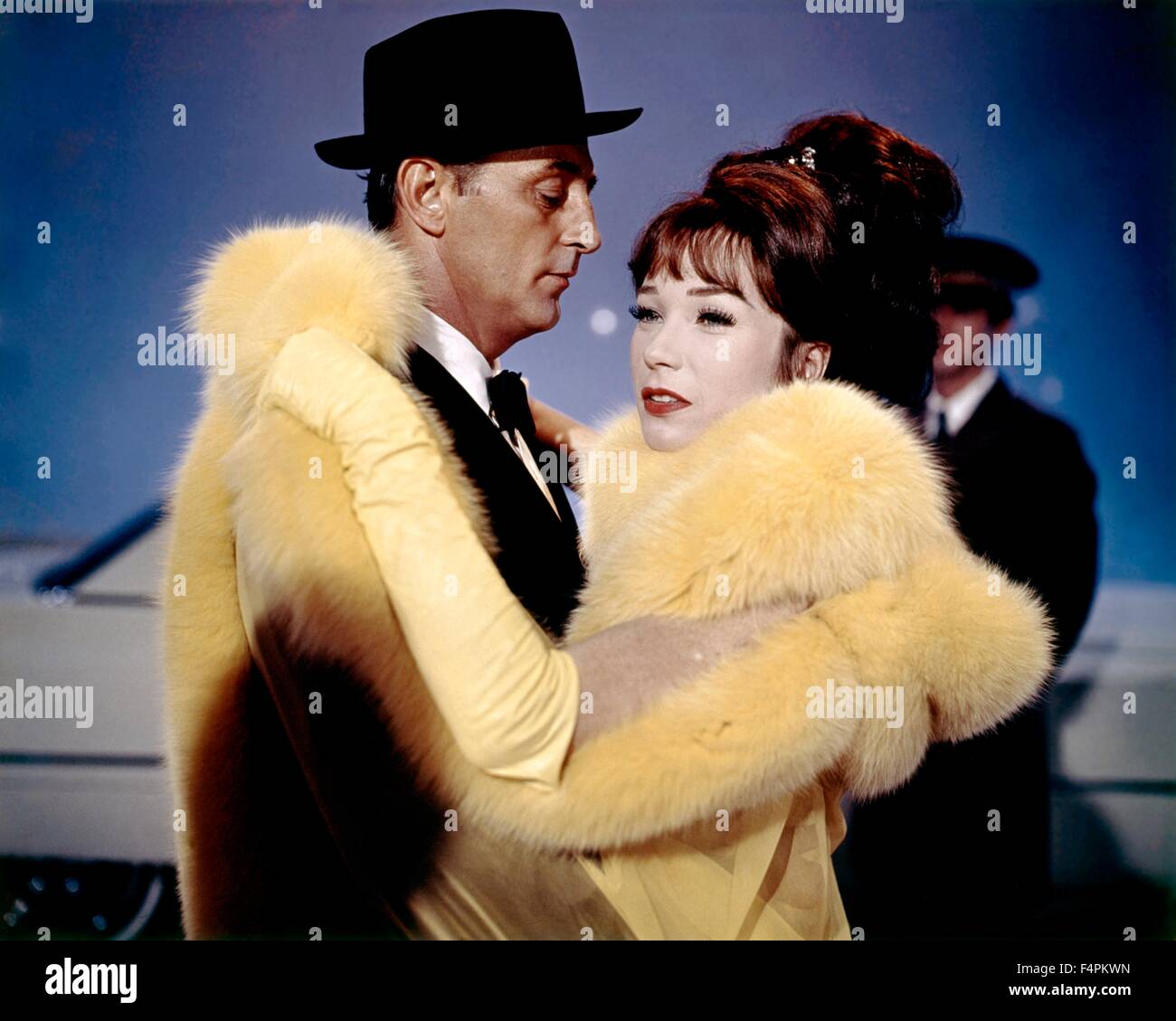Robert Mitchum y Shirley MacLaine / Qué manera de ir! / 1964 dirigida por [20º Century Fox Film Corpr] Foto de stock