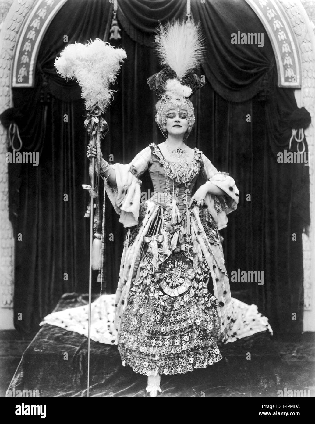 En el plató, Theresa Bara plantea en traje como Madame du Barry en un retrato promocional / Madame du Barry / 1917 dirigida por J. Gordon Edwards [Fox Film Corporation] Foto de stock