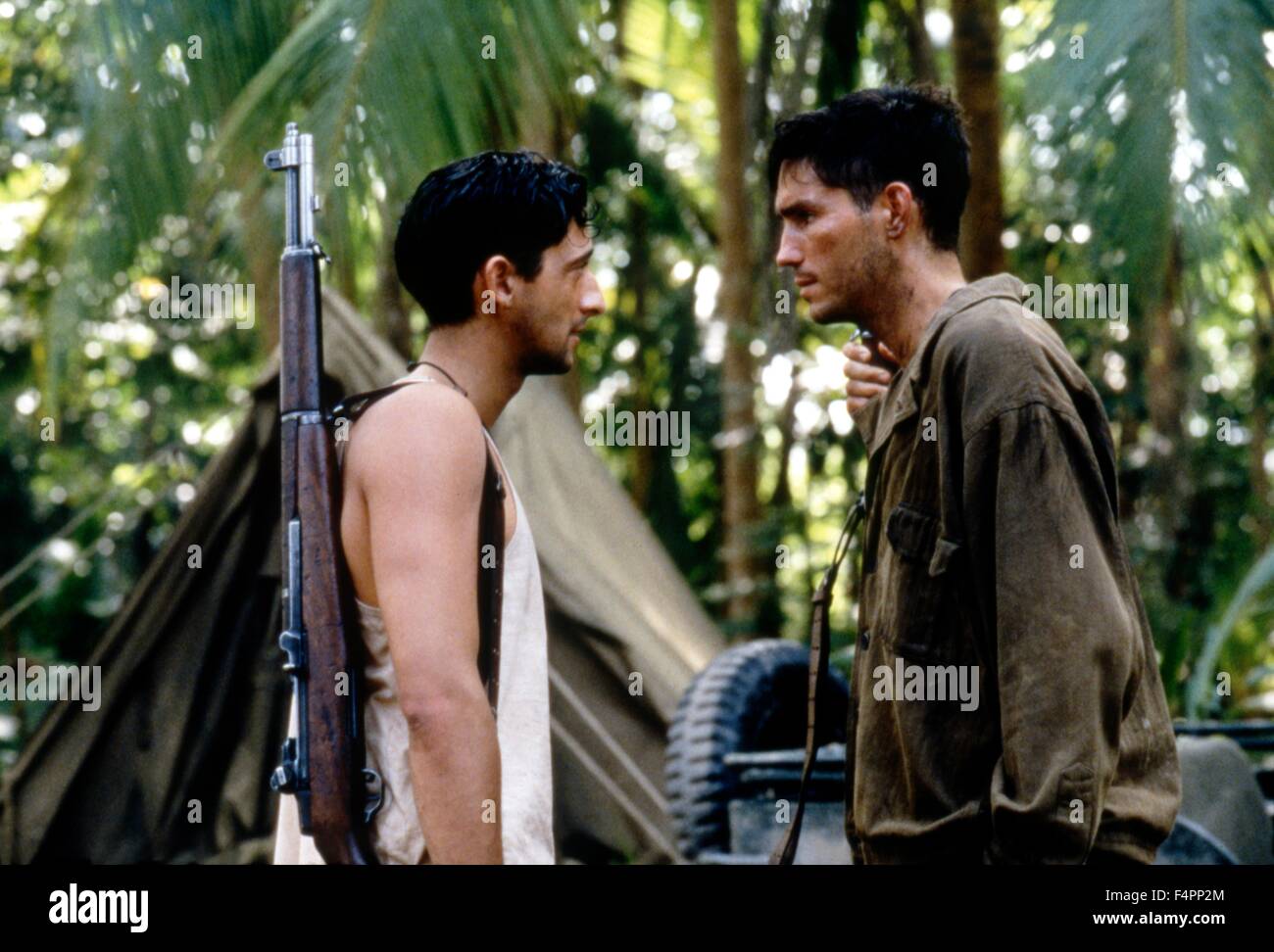 Adrien Brody y Jim Caviezel  La delgada línea roja  1998 dirigida por  Terrence Malick [20º Century Fox Film Corpo] Fotografía de stock - Alamy