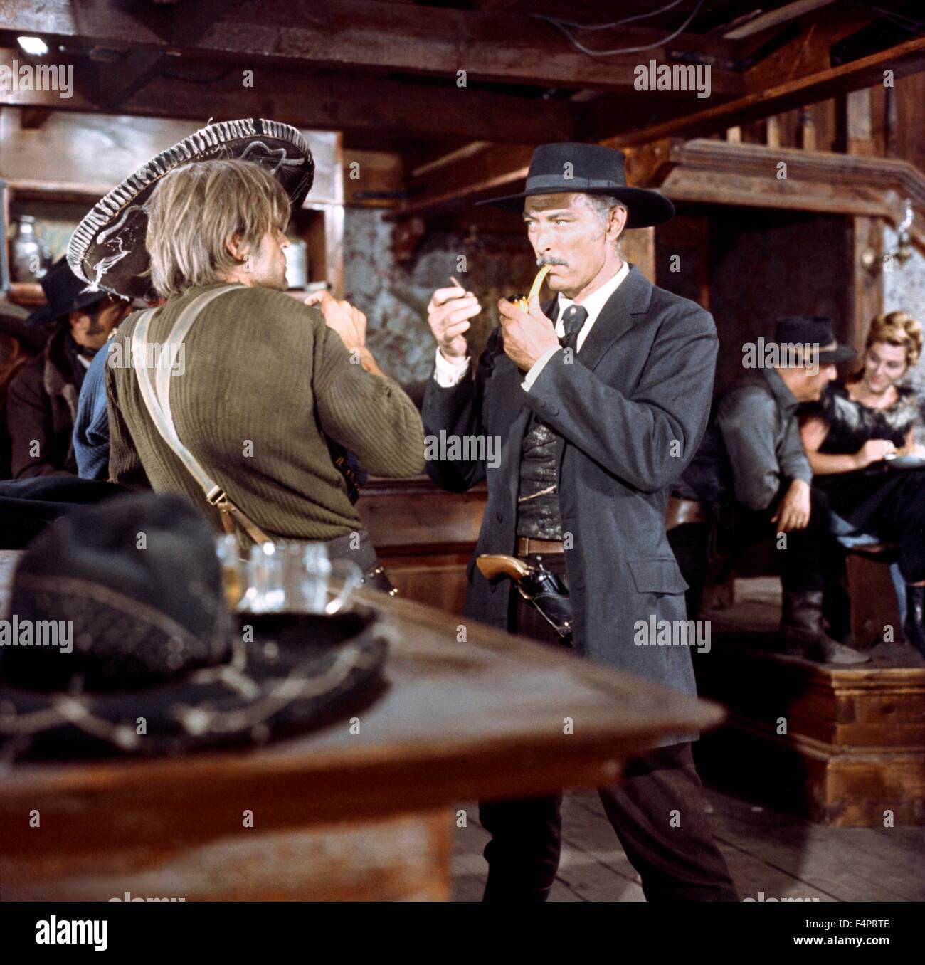 Klaus Kinski y Lee Van Cleef / unos dólares más / 1965 dirigida por Sergio Leone [United Artists] Foto de stock