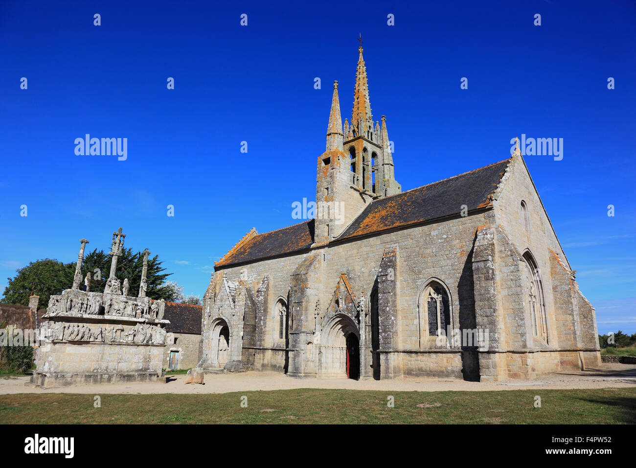 Francia, Bretaña, Notre Dame de Tronoen es una pequeña capilla gótica con el antiguo Calvario de Bretaña. Foto de stock