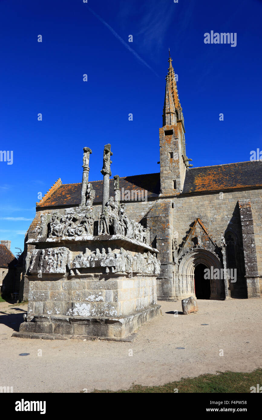 Francia, Bretaña, Notre Dame de Tronoen es una pequeña capilla gótica con el antiguo Calvario de Bretaña. Foto de stock