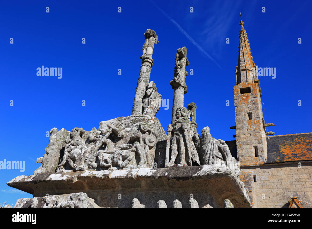 Francia, Bretaña, Notre Dame de Tronoen es una pequeña capilla gótica con el antiguo Calvario de Bretaña. Foto de stock