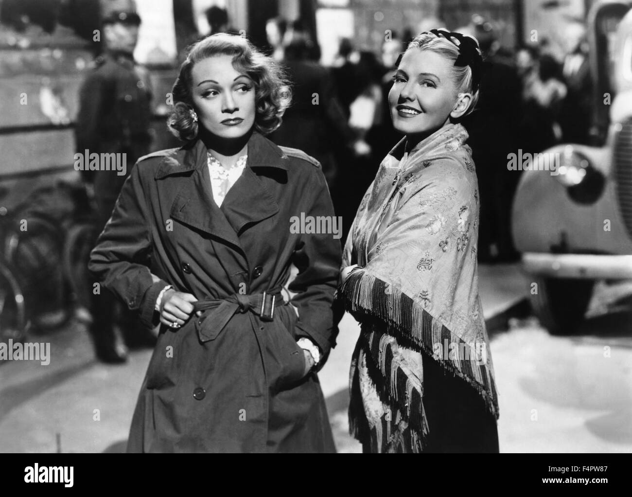 Marlene Dietrich y Jean Arthur / A Foreign Affair / 1948 dirigida por Billy Wilder [Paramount Pictures] Foto de stock