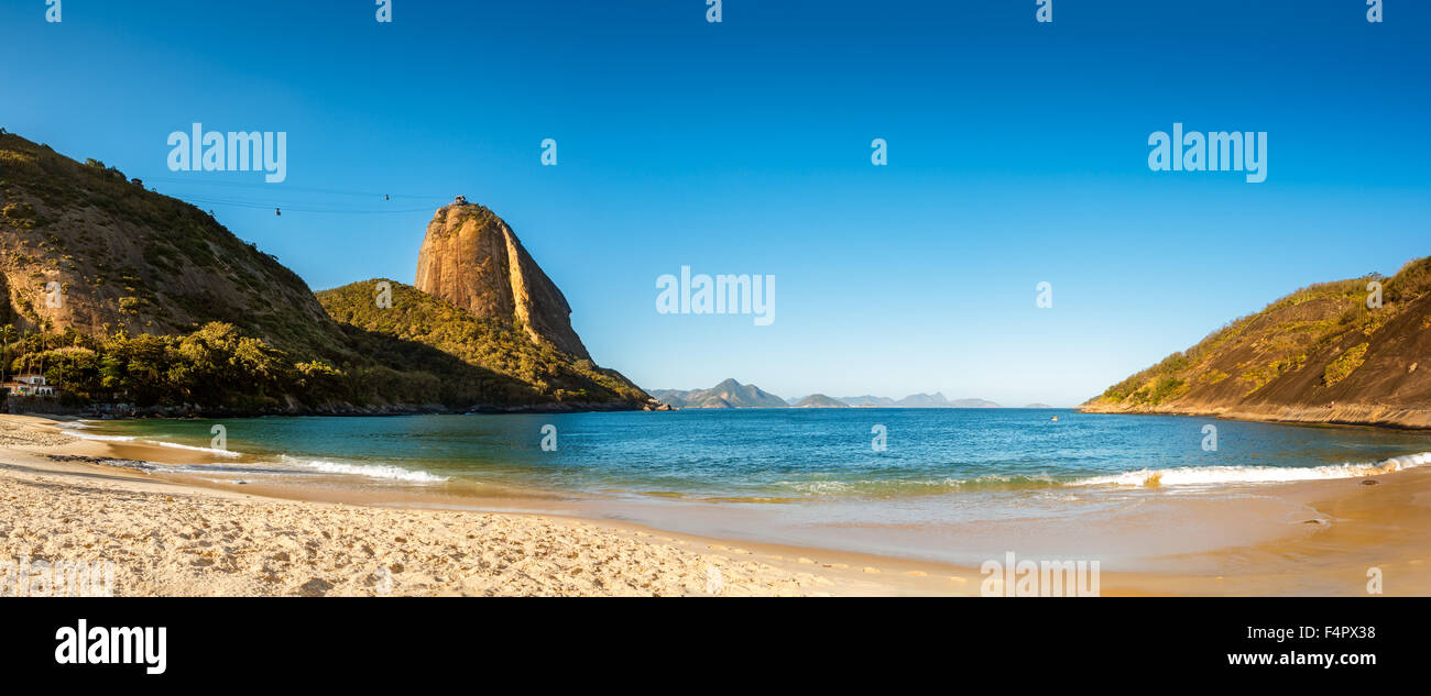 Playa Vermelha y Sugar Loaf panorama, por la tarde, el barrio de Urca, en Río de Janeiro, Brasil Foto de stock