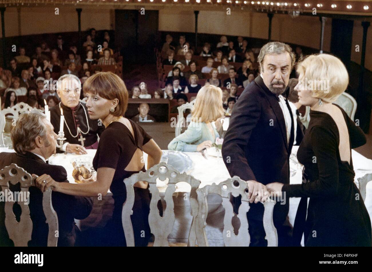 Stéphane Audran, Fernando Rey y Delphine Seyrig / El discreto encanto de la burguesía / 1972 / dirigida por Luis Buñuel / [Greenwich Film Productions] Foto de stock