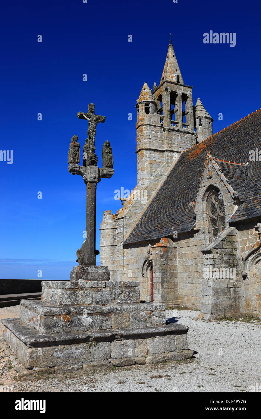 Francia, Bretaña, la catedral de Notre Dame de la alegría, la capilla de Nuestra Señora de la alegría con el Calvario, cerca de la aldea de Saint-Pierre Foto de stock