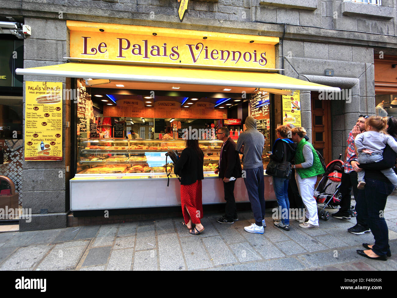 Francia, Bretaña, Saint Malo, en el centro histórico de la ciudad, Villa cerca, panadería, snack, las ventas en la calle Foto de stock