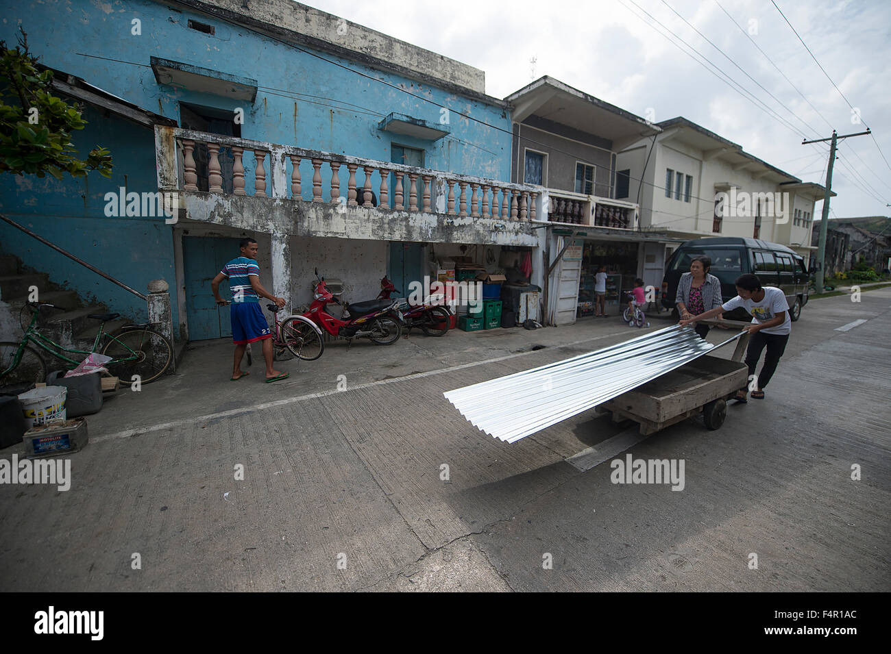 Sabtang Isla, Batanes, Philippines-March 27,2015: personas no identificadas se ayudan unos a otros en la isla de Sabtang. Foto de stock