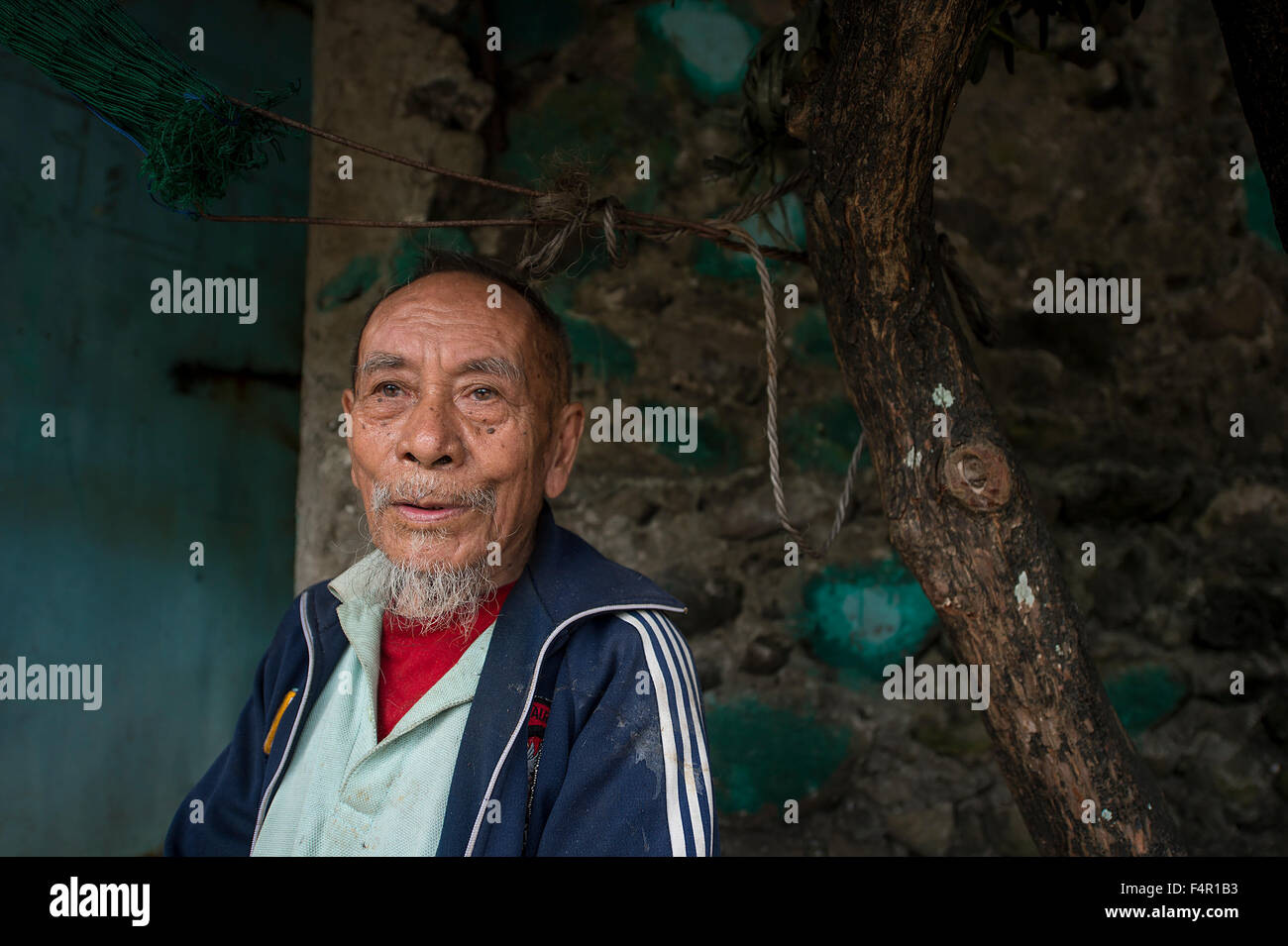 Batanes, Philippines-March 28,2015:Retrato de agricultor, Mariano Alasco, 90, tomando un descanso fuera de su casa en Isla Sabtang. M Foto de stock