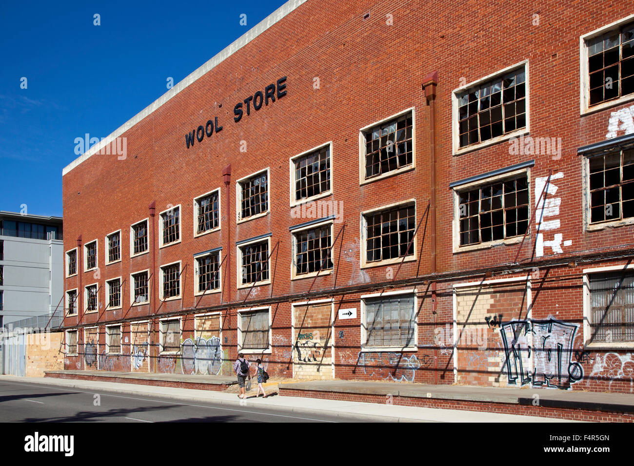 Australia, Fremantle, calle, edificio abandonado, antiguo almacén de lana, fachada, tapiadas, ventanas rotas, ladrillos, ladrillos rojos Foto de stock