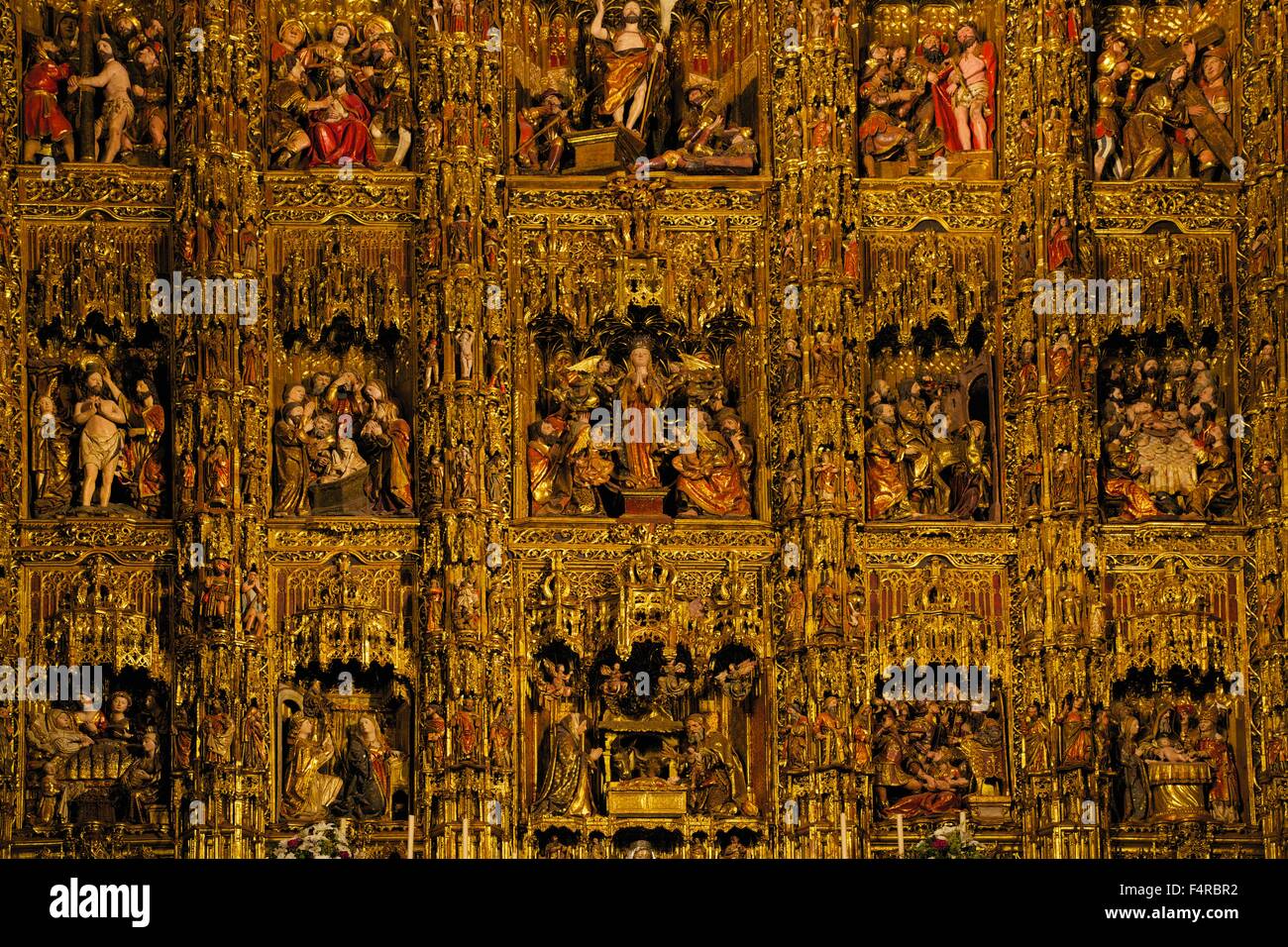Retablo Mayor, retablos dorados paneles de socorro, la Catedral de Sevilla, la Catedral de Sevilla, Andalucía, España, Europa Foto de stock