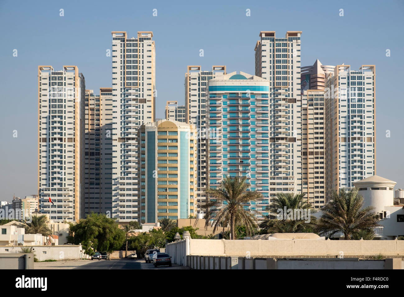 La vista de los modernos altos bloques de apartamentos residenciales en el emirato de Ajman, en los Emiratos Árabes Unidos Foto de stock