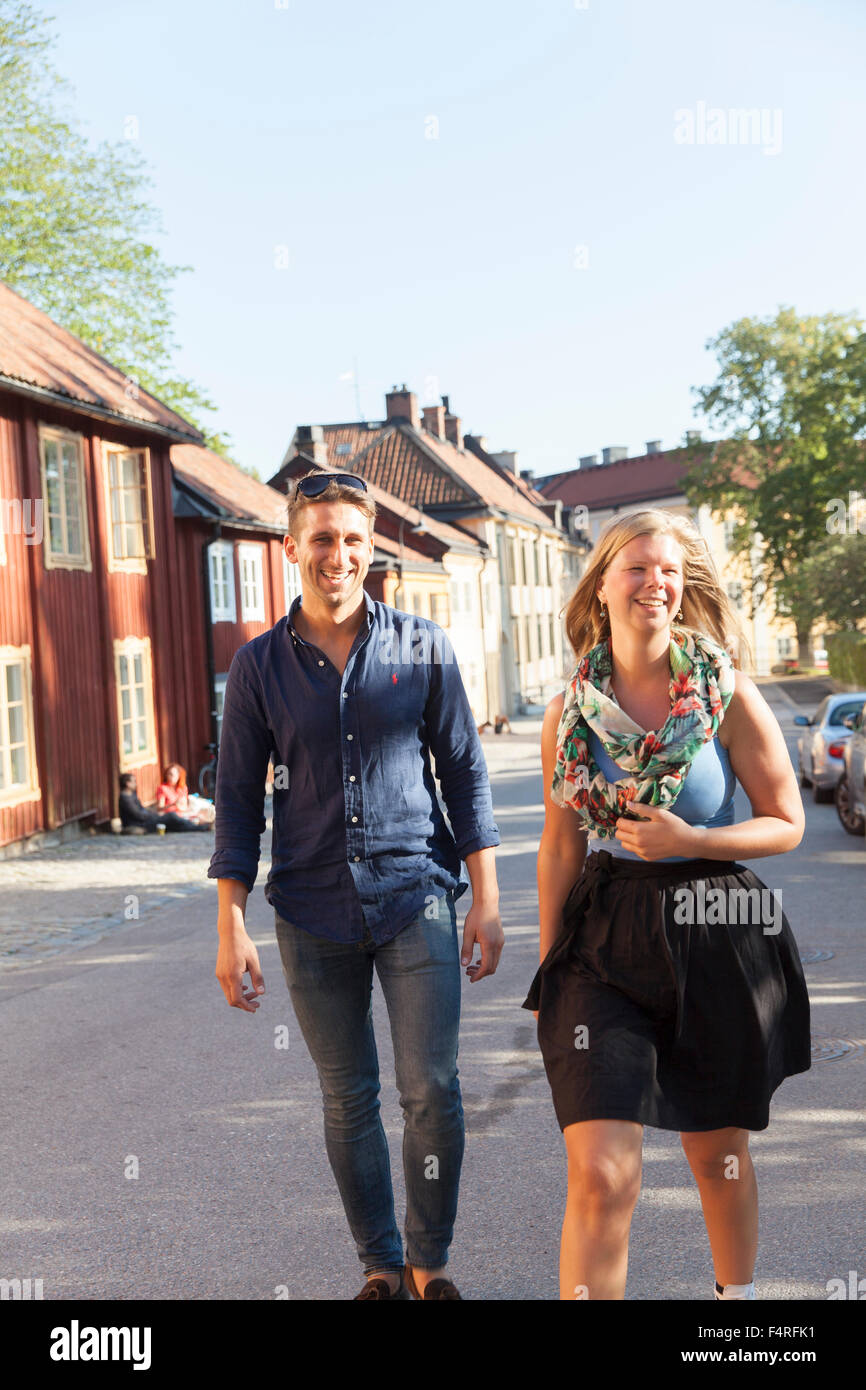 Suecia, Estocolmo Sodermanland, Sodermalm, alegre pareja caminando a lo largo de calle Foto de stock