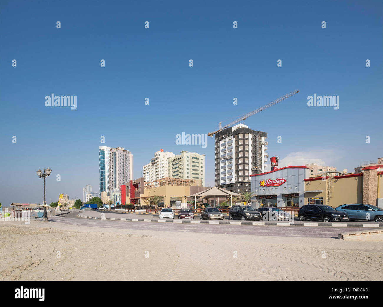 Moderno restaurante y cafetería edificios sobre Corniche en el emirato de Ajman Emiratos Árabes Unidos Foto de stock