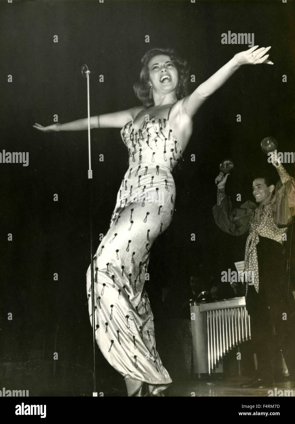 Actriz norteamericana Abbe Lane canta en el escenario, Italia Foto de stock