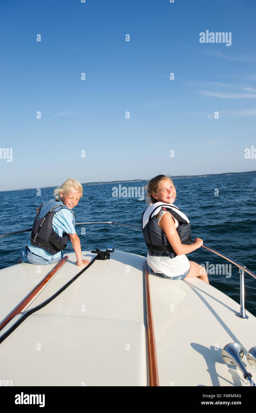Suecia, Stockholms Skargard, Sodermanland, Jungfrufjarden, Retrato de chico y chica (12-13) en el barco Foto de stock