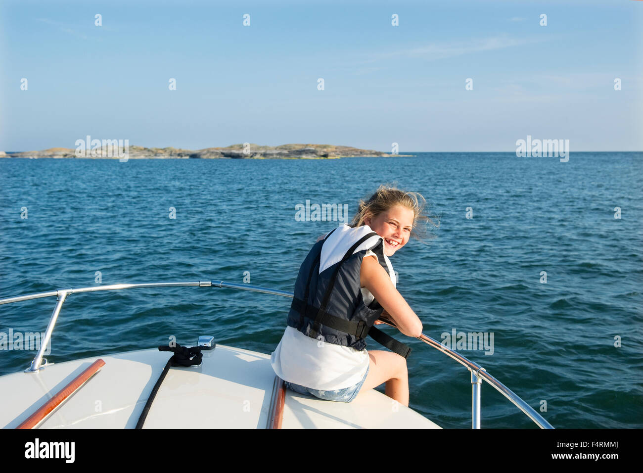 Retrato de niña (12-13) en el barco Foto de stock