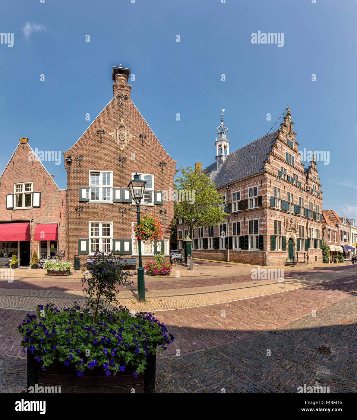 Países Bajos, Europa, Holanda Naarden, Noord-Holland, ciudad, pueblo, flores, el verano, el antiguo ayuntamiento Foto de stock
