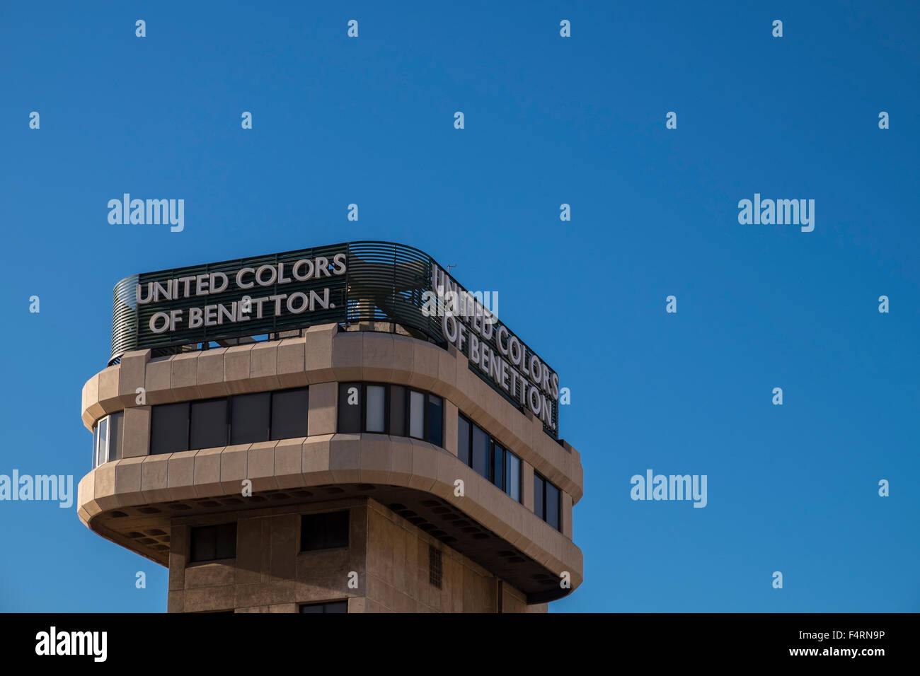 Advertising on the roof fotografías e imágenes de alta resolución - Alamy