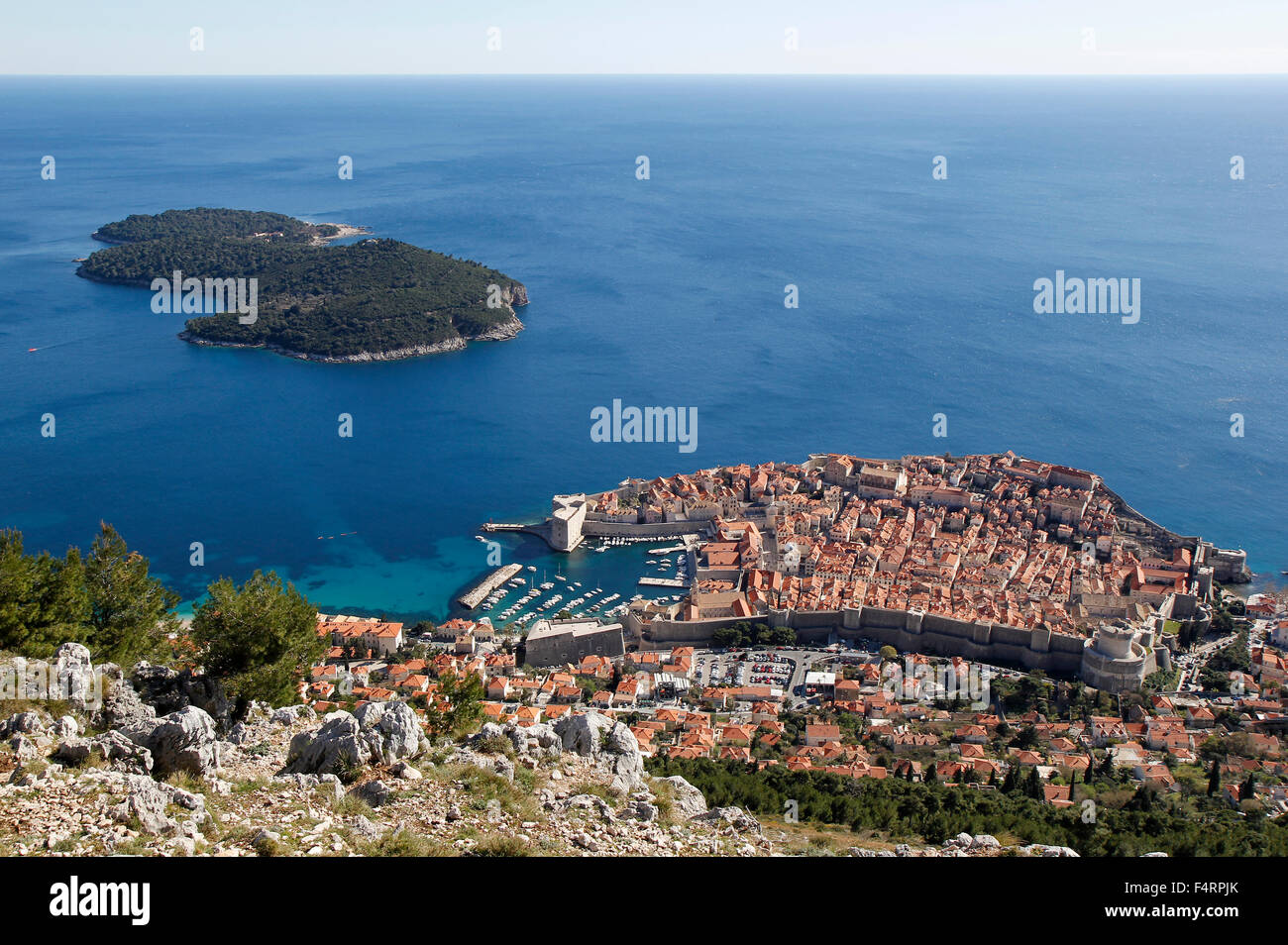 Centro histórico de Dubrovnik y la isla Lokrum, vista desde el Monte Srd, Croacia Foto de stock